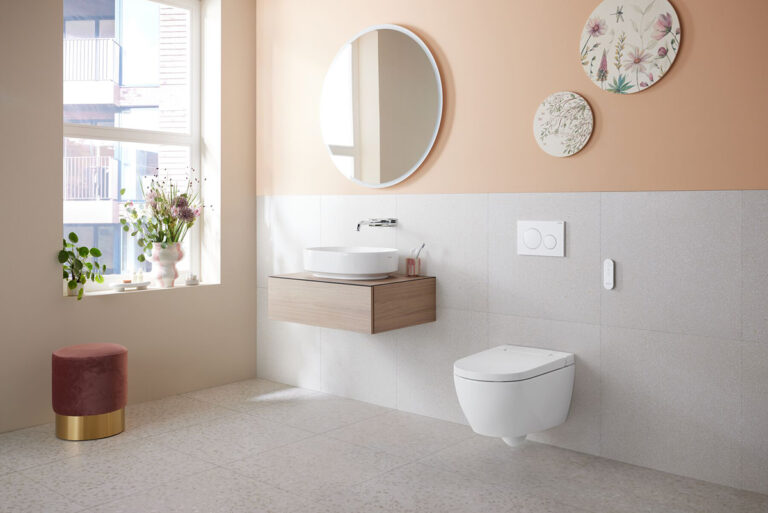 Sprchovacie WC Geberit AquaClean Alba vďaka elegantnému a jednoduchému dizajnu zapadne do akejkoľvek kúpeľne.